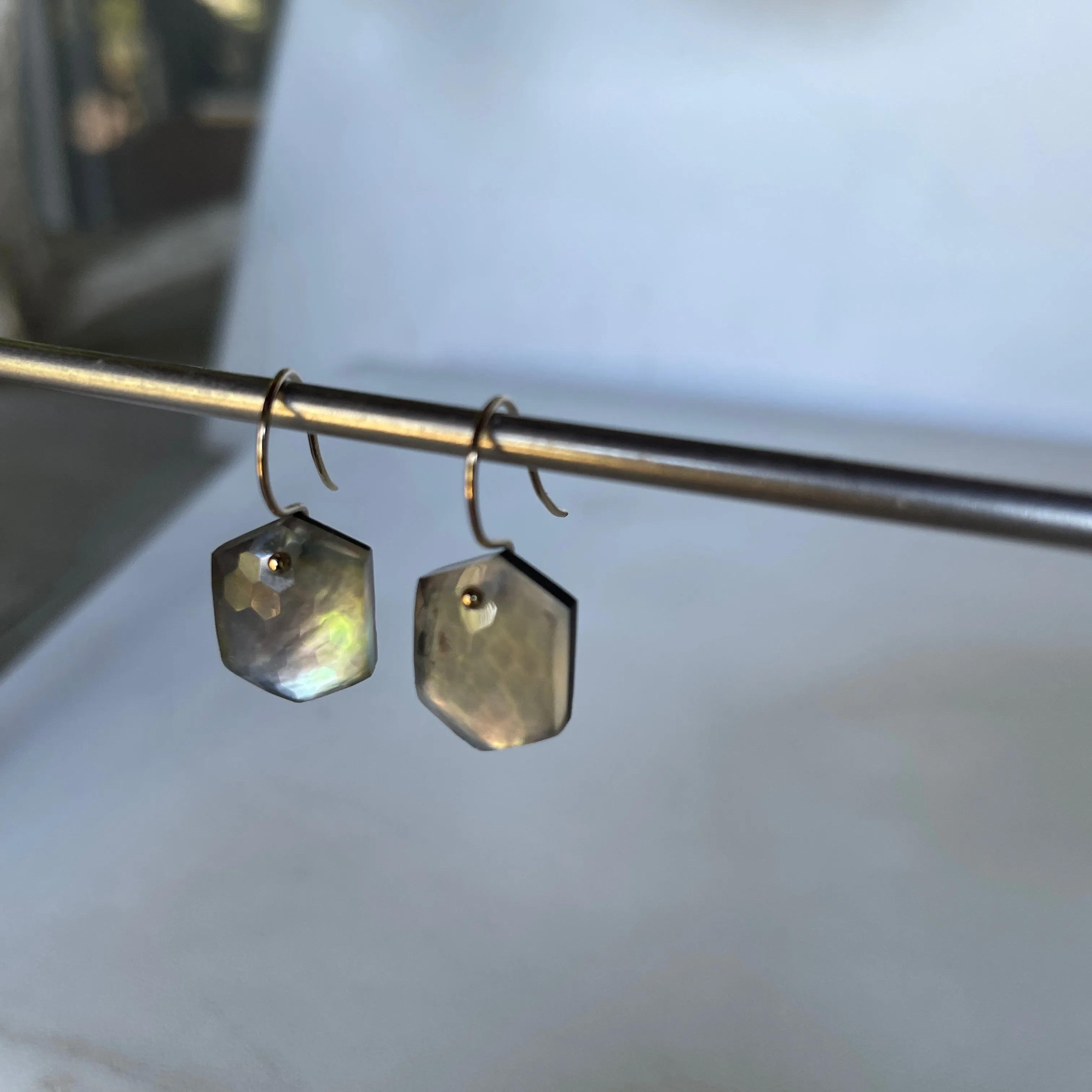 Midi hexagon black mother of pearl earrings